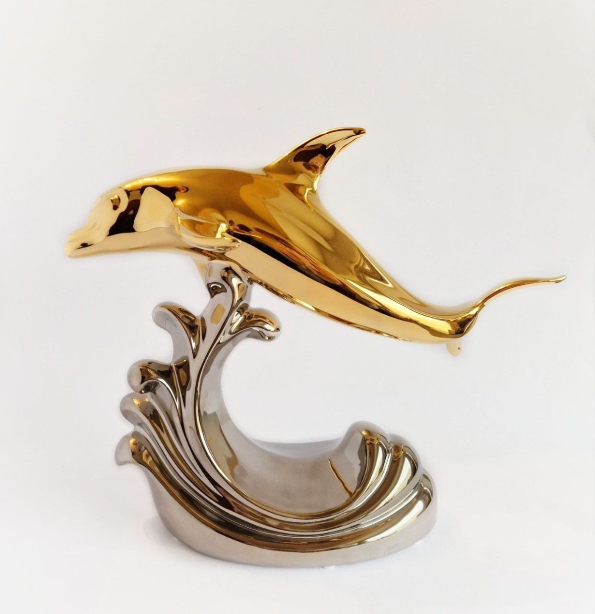 Dolphin on wave - Image 3